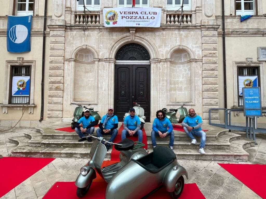 Il direttivo del vespa club pozzallo